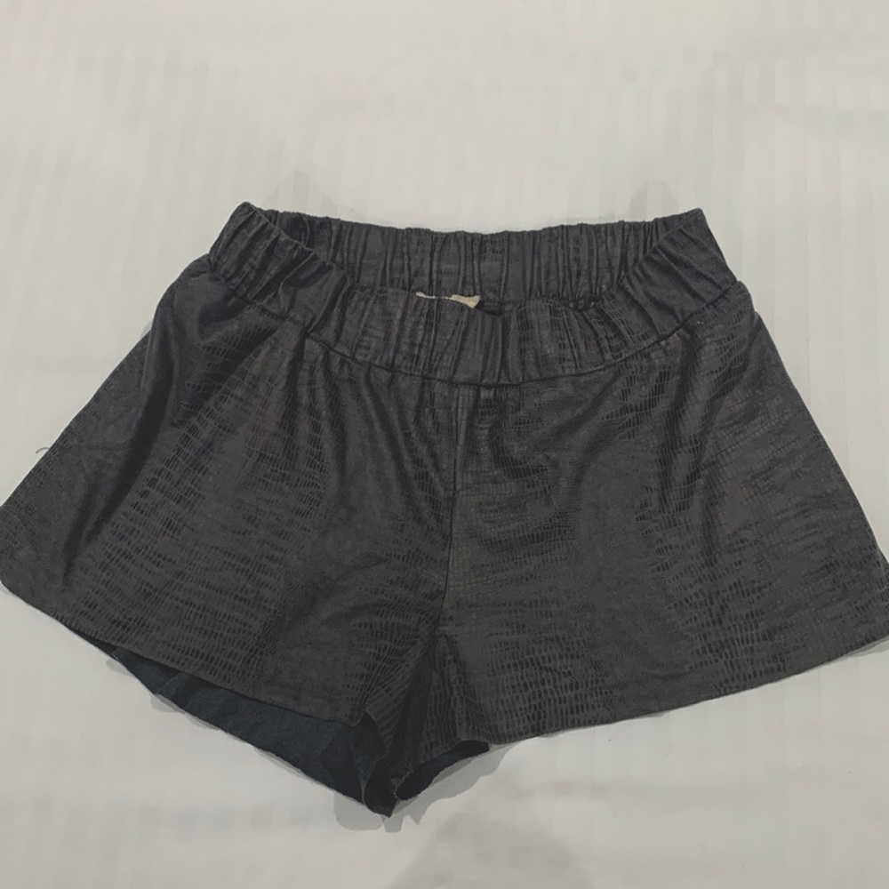 GEORGE boutique‎ gray faux snakeprint pattern Play shorts